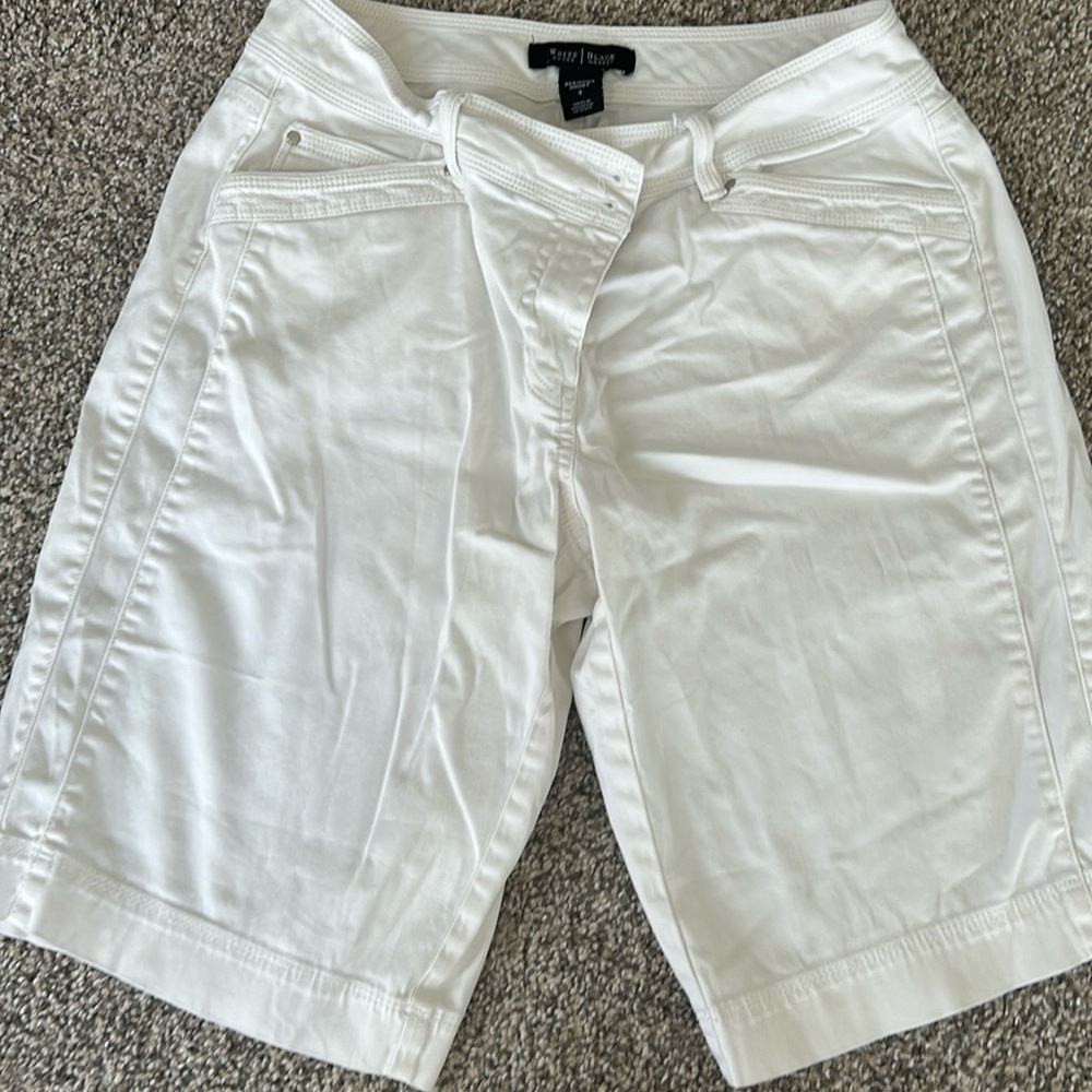 BLACK HOUSE WHITE MARKET SIZE 4 EUC NO FLAWS WHITE IN COLOR